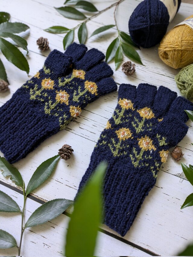紺に黄の花の編み込み指先フリー手袋