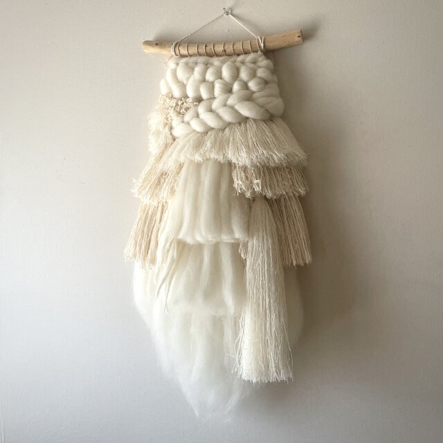 一点もの　ウィービング タペストリー 『みるく色のたぺすとり。片角のトナカイ 』 一点もの ウィービング タペストリー 『みるく色のたぺすとり。片角の