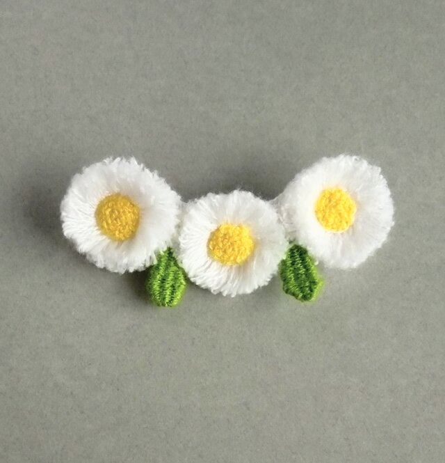 野花みたいなフサフサ花びらの刺繍ブローチのコピー