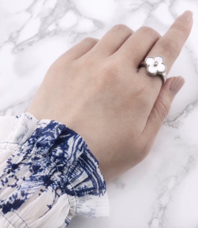 幸せのクローバーリング 15mm（マザーオブパール）【高品質！送料無料！当日発送！】