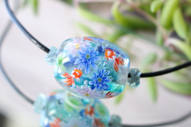 ガラス玉　革紐 睡蓮と金魚のとんぼ玉 革紐チョーカー（ガラス玉）泡入り | iichi 日々