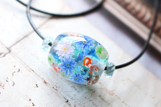 ガラス玉　革紐 睡蓮と金魚のとんぼ玉 革紐チョーカー（ガラス玉）泡入り | iichi 日々
