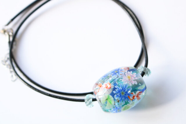睡蓮と金魚のとんぼ玉 革紐チョーカー（ガラス玉）泡入り | iichi 日々