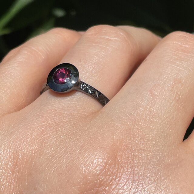 グレープ ガーネット ラウンドカット0.56ct ブラック シルバーSV925
