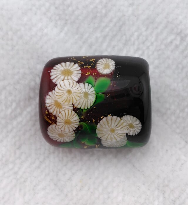 ガラスの帯留め　菊柄