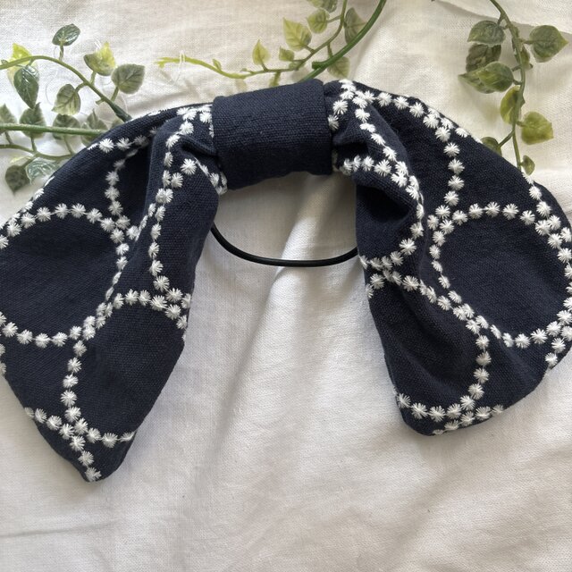 リボンヘアゴム♡ハンドメイド♡リボン♡紺リネンサークル刺繍
