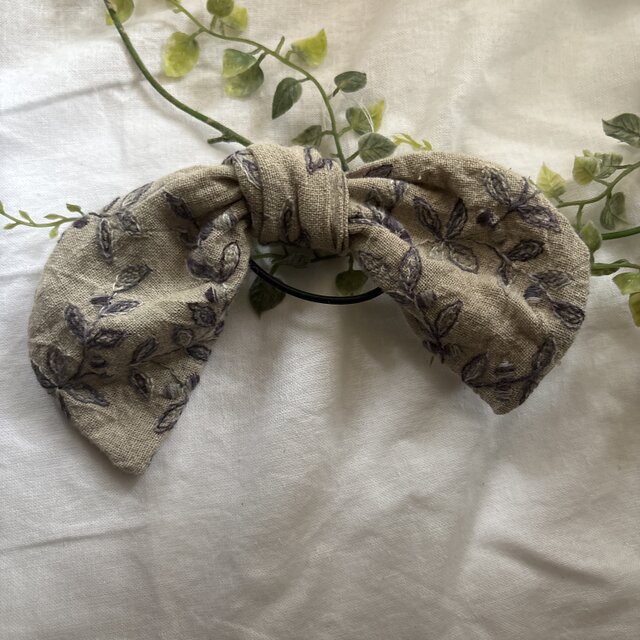 金沢リネン生成り紫の実花リーフ刺繍リボンヘアゴム♡ハンドメイド♡リボン♡