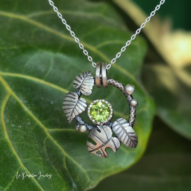 Botanical 麗しいペリドット シルバーネックレス