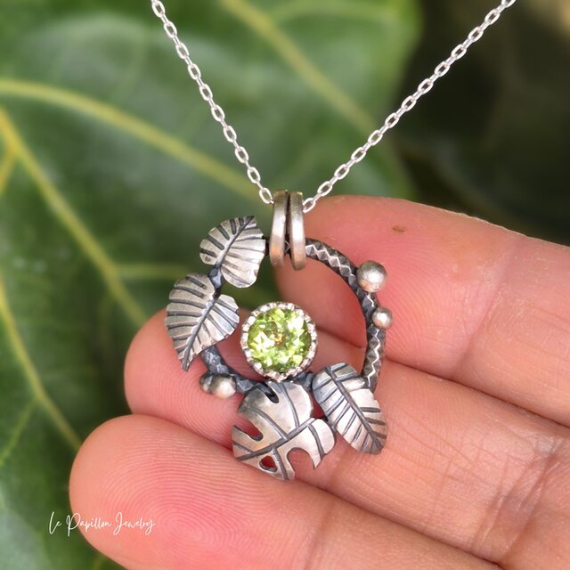 Botanical 麗しいペリドット シルバーネックレス | iichi 日々の