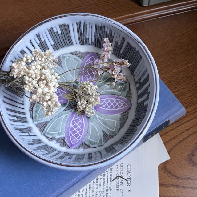 ライラックの果実がかわいい脚付ボウル／Laholm／陶器／北欧