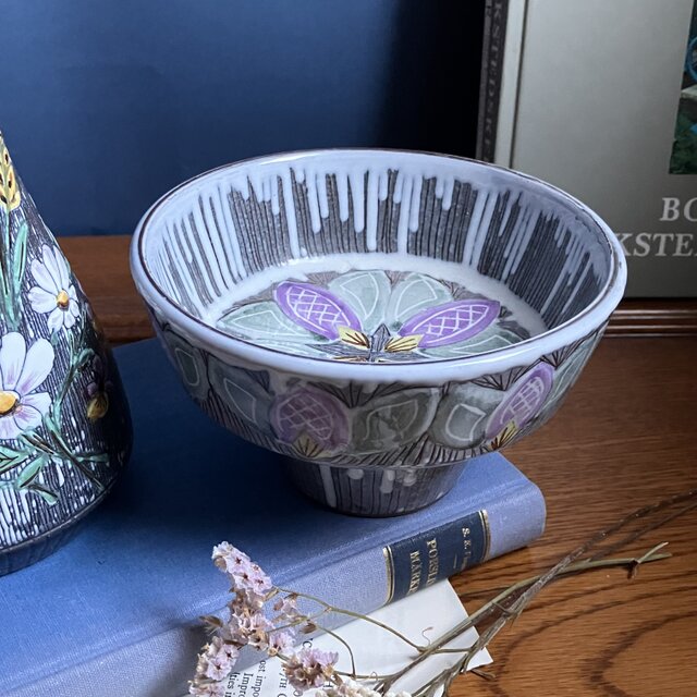 ライラックの果実がかわいい脚付ボウル／Laholm／陶器／北欧