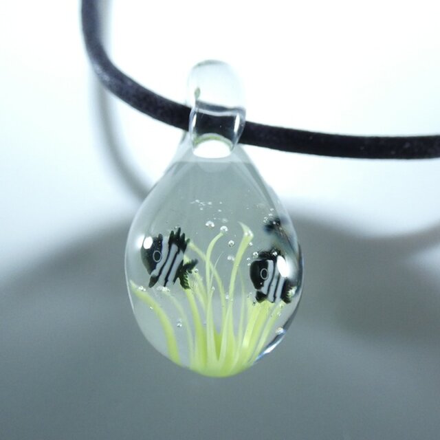 アマモと魚たちNO.4（ガラス、とんぼ玉、ゆりかご、海、一点物、水草、ネックレス）
