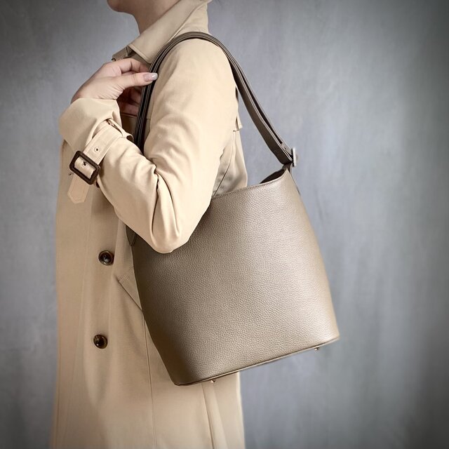 シュリンクレザー 2wayショルダー【グレージュ】 ◆仕事にも、休日にも！ひとつで叶う大人のショルダー◆