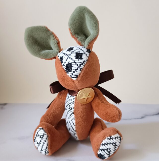 【北海道シリーズ】こぎん刺しのうさぎS 総刺しこぎんウサギ 「赤レンガ旧北海道庁」