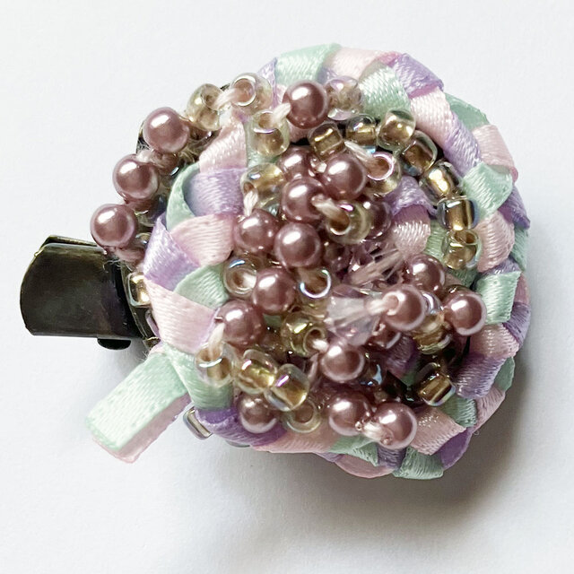 紅女　joncher　ビーズリボンくるくるミニクリップブローチ（ライトパープル）