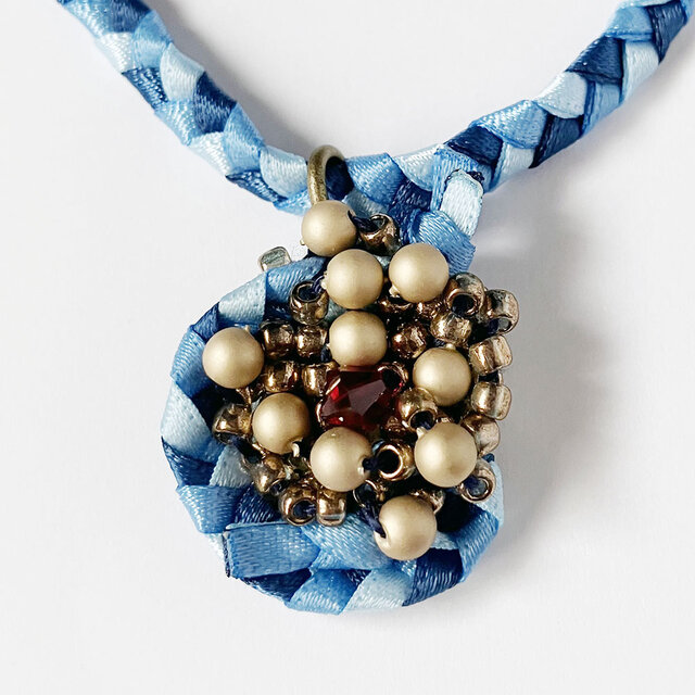 紅女　joncher　ビーズリボンペンダント（ブルー）