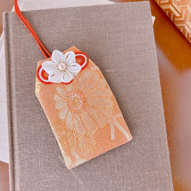 華やぎ菊｜金襴のお守り袋（縁起物・つまみ細工／元巫女が仕立てる