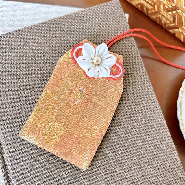 華やぎ菊｜金襴のお守り袋（縁起物・つまみ細工／元巫女が仕立てる