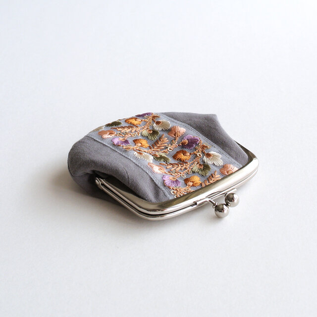 インド刺繍リボンの手のひらがま口ポーチ グレー | iichi 日々の暮らし