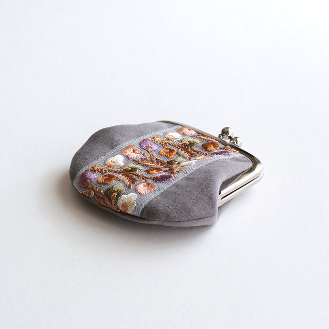 インド刺繍リボンの手のひらがま口ポーチ グレー | iichi 日々の暮らし