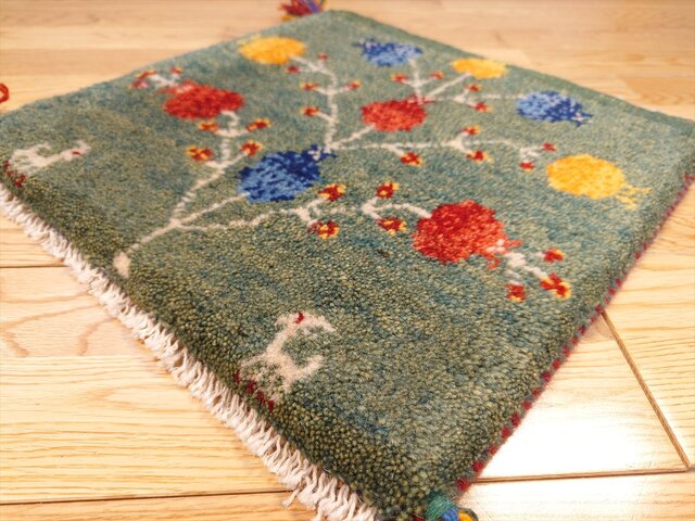 ペルシャ　ギャッベ　ミニマット　40×39 緑　ザクロの実 ペルシャ ギャッベ ミニマット 横40.5x40㎝ ザクロの実 緑色