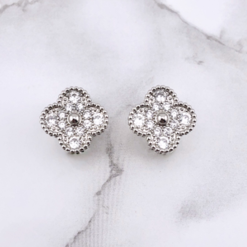 幸せのクローバーピアス 15mm（クリスタル）【高品質！送料無料！当日発送！】