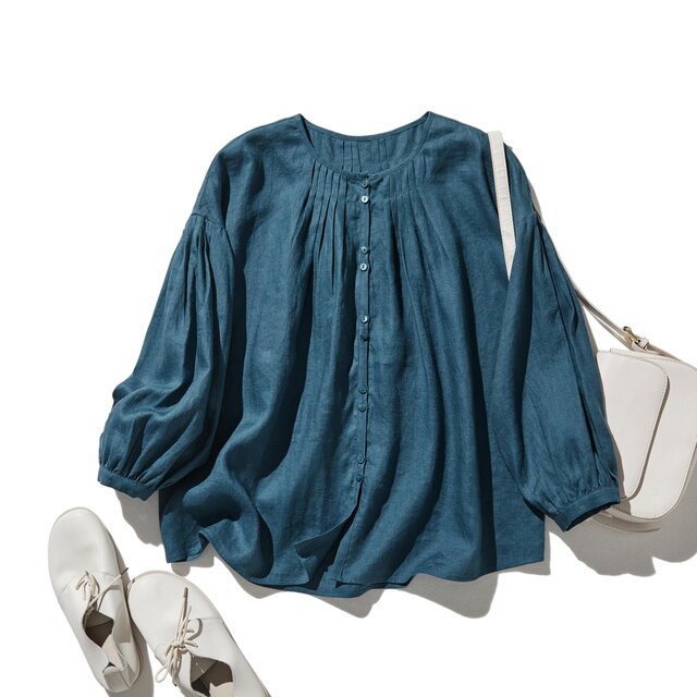 シンプルコーデに立体感と華やぎを添える一枚 フランチリネン 100％　長袖ブラウス　孔雀青　250815-3