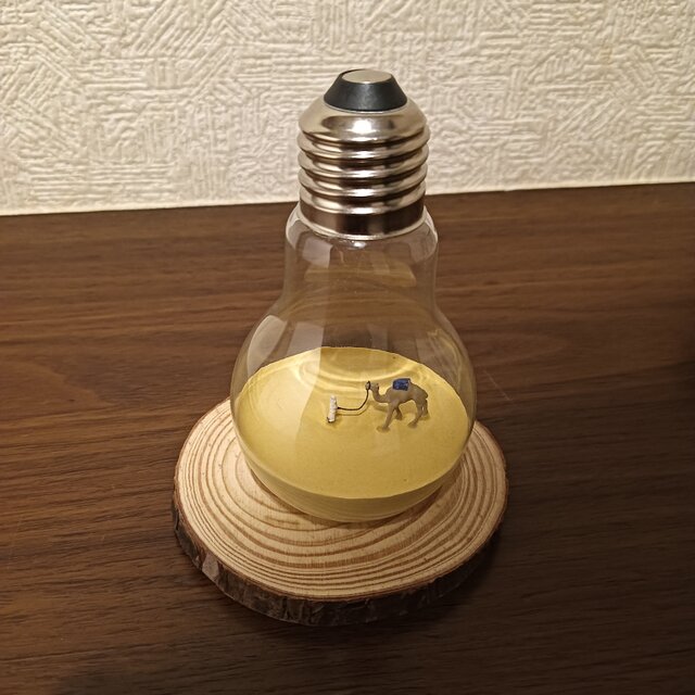 「電球テラリウム – 砂漠をゆく旅人」