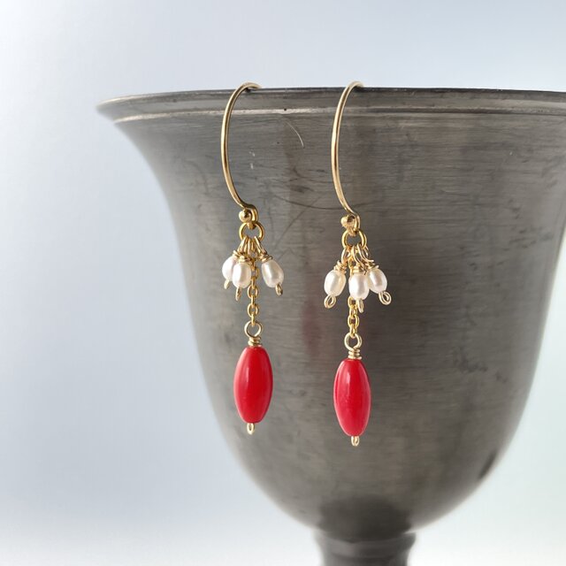 赤のささやき｜赤珊瑚と淡水パールの華奢ピアス 14kgf 3月誕生石