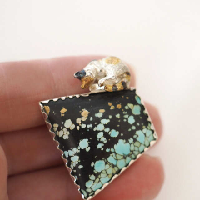 眠り三毛猫トレジャーマウンテンターコイズブローチ,帯留め