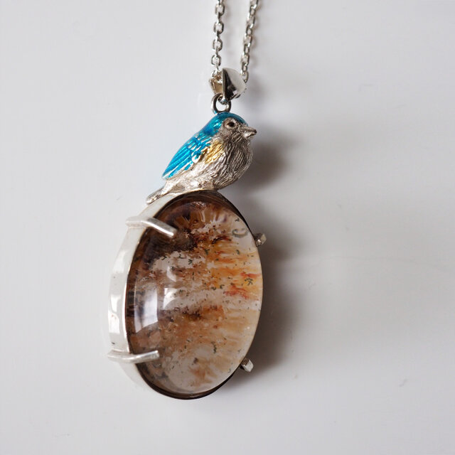 ガーデンクオーツとルリビタキのペンダント