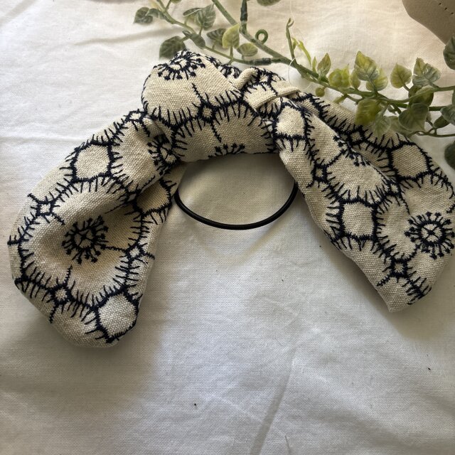 リボンヘアゴム♡ハンドメイド♡リボン♡リネン白カメリア刺繍