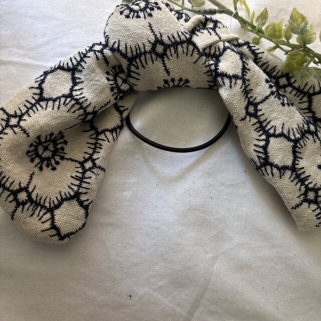 リボンヘアゴム♡ハンドメイド♡リボン♡リネン白カメリア刺繍 | iichi