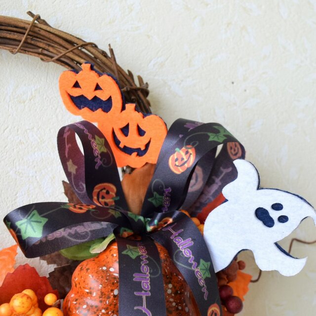 ポワ～ンと飛び出すオバケのハロウィンリース(松ぼっくり） | iichi