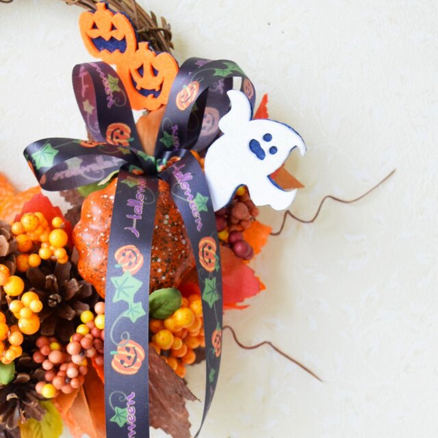 ポワ～ンと飛び出すオバケのハロウィンリース(松ぼっくり） | iichi