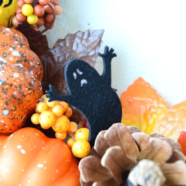 ポワ～ンと飛び出すオバケのハロウィンリース(松ぼっくり） | iichi