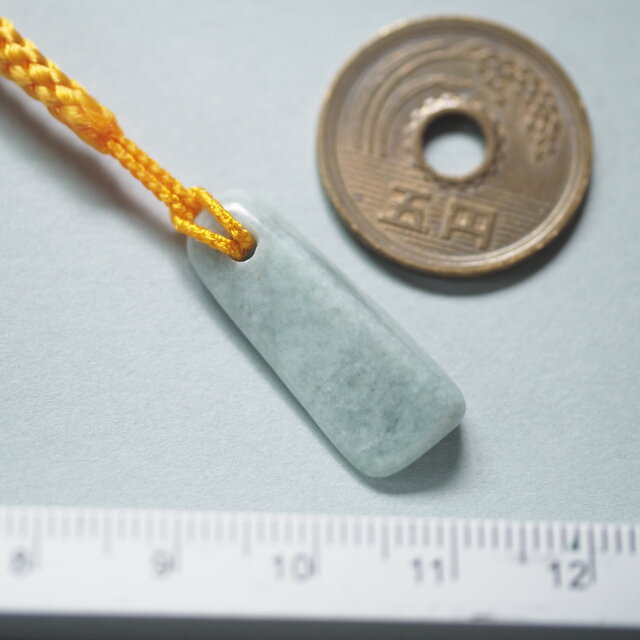 糸魚川翡翠 根付60 | iichi 日々の暮らしを心地よくする