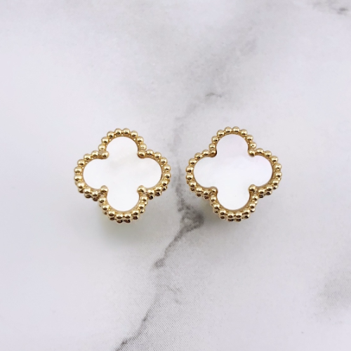 幸せのクローバーピアス 9.5mm（マザーオブパール）【高品質！送料無料！当日発送！】