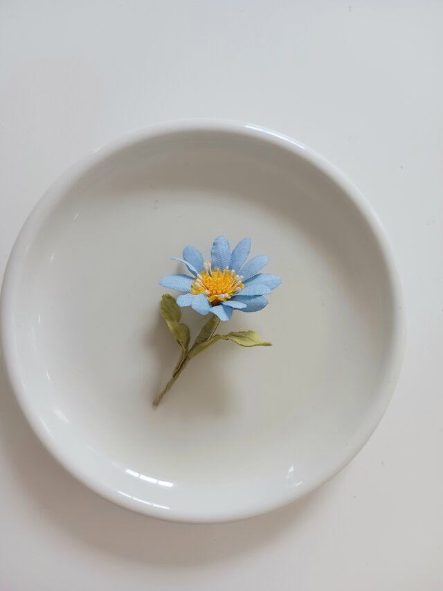 染め布花☆青いデージーのコサージュ