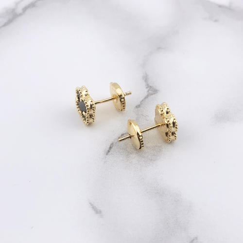 幸せのクローバーピアス 9.5mm（マザーオブパール）【高品質