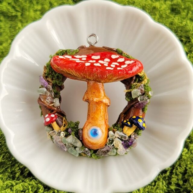 散歩に出かけた森のきのこ　大きめペンダント
