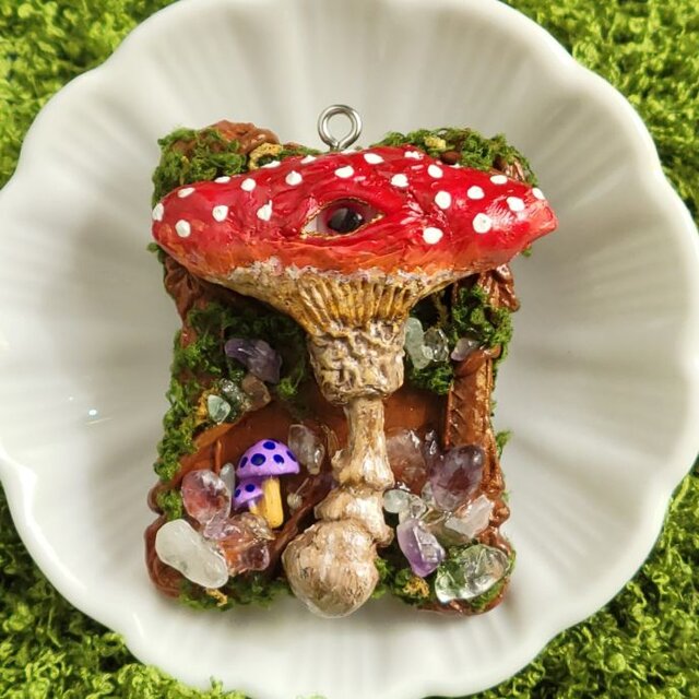 額から飛び出す森のきのこ　大きめペンダント