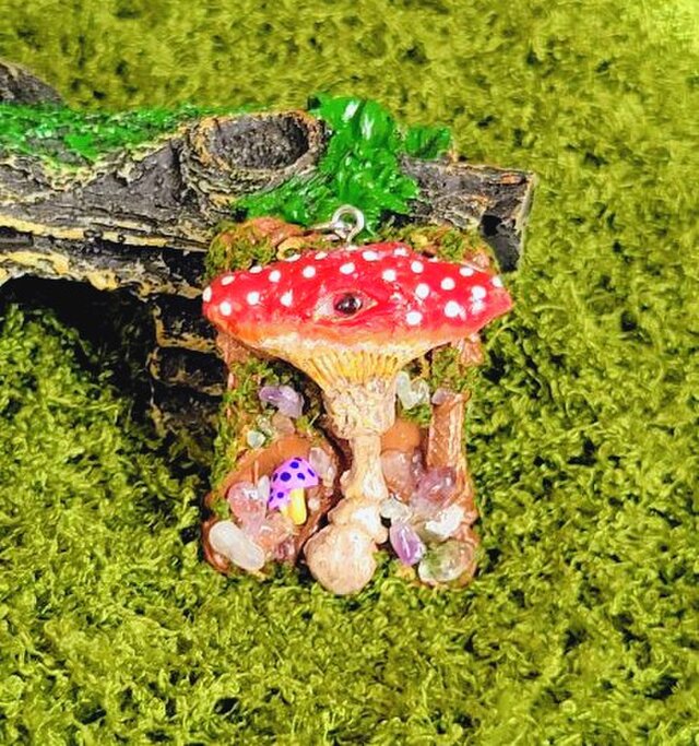 シュールな森のキノコ額縁ペンダント | iichi 日々の暮らしを心地よく