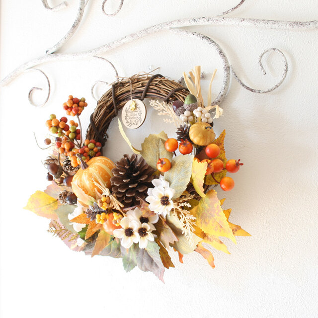 パンプキン&松ぼっくりの秋冬リース | iichi 日々の暮らしを心地よく