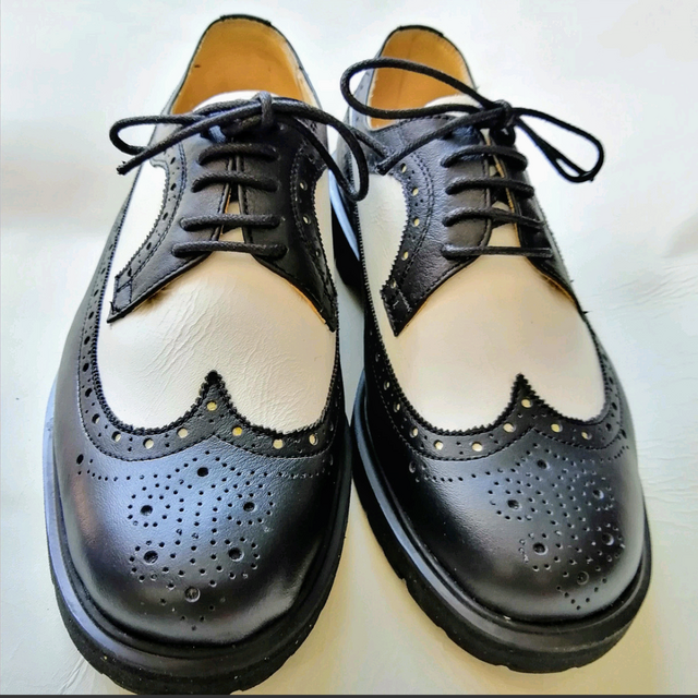 本革スニーカー　ウイングチップ　メダリオン装飾　おしゃれなスニーカー　男女兼用　