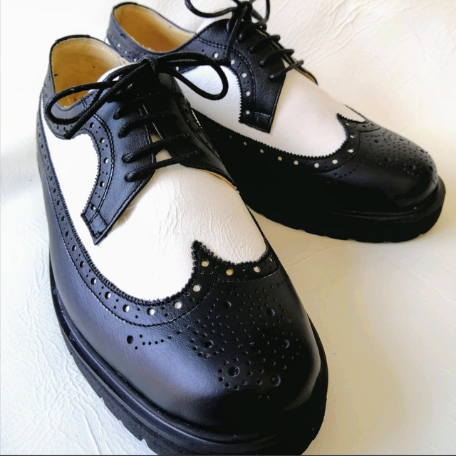 本革スニーカー ウイングチップ メダリオン装飾 おしゃれなスニーカー