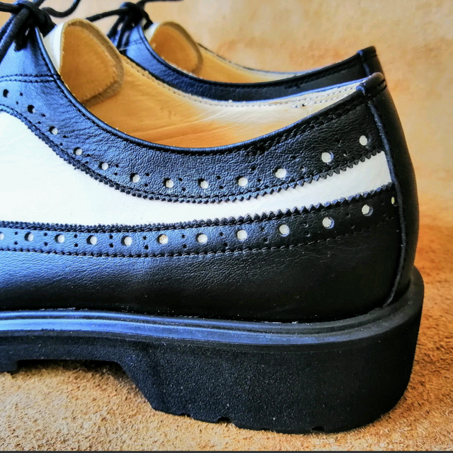 本革スニーカー ウイングチップ メダリオン装飾 おしゃれな