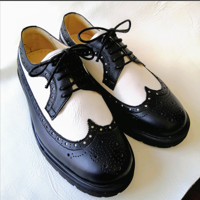 本革スニーカー ウイングチップ メダリオン装飾 おしゃれな
