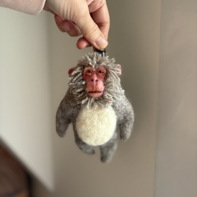 目を開けるニホンザルのキーホルダー1