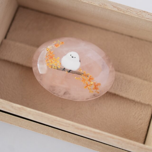 ローズクォーツとシマエナガ、金木犀の帯留め｜桐箱セット・成人式やクリスマス、誕生日の贈り物に　24k